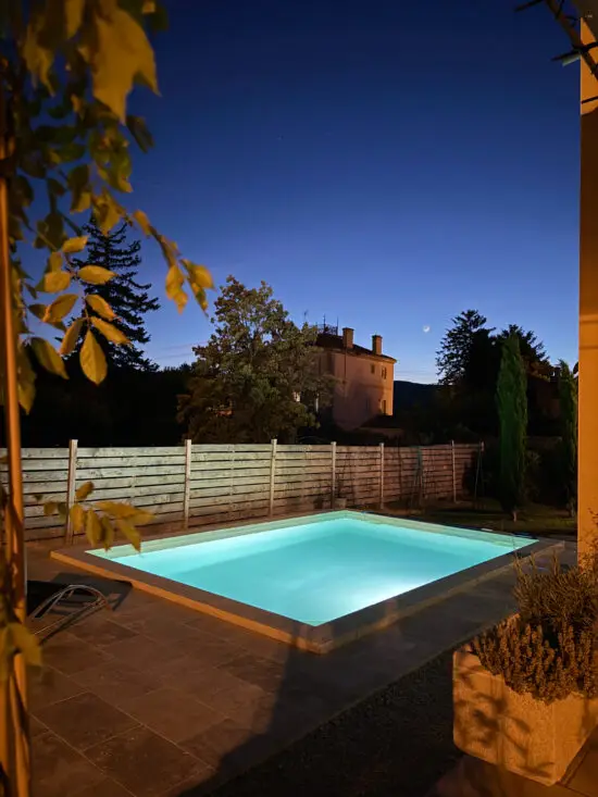 Piscine de nuit l'abri de malaucene
